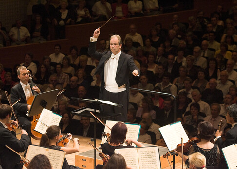 Obrasso Concerts | Seit 2001 leitet Manfred Obrecht als Gastdirigent das London Concert Symphony Orchestra, das mit seinen 80 Musikern die grossen Werke der klassischen Musik aufführt. Als ständiger Gastdirigent, konzertiert er mit der Philharmonie Baden-Baden und dem Orchestra Filarmonica Italiana aus Piacenza im In- und Ausland.